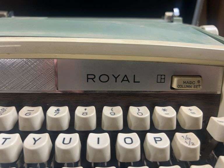 VINTAGE ROYAL TYPE TYPEWRITER