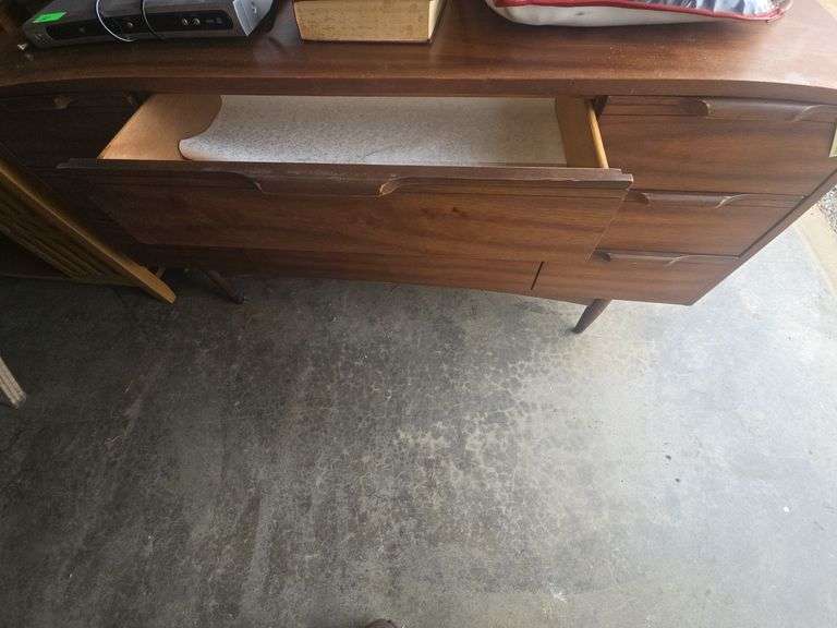 9 Drawer Dresser W/ Mirror (Approx. 30" x 62")