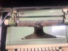 VINTAGE ROYAL TYPE TYPEWRITER