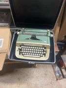 VINTAGE ROYAL TYPE TYPEWRITER