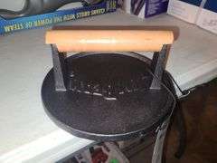 Blackstone Griddle Toolkit And Jim Beam Cast Iron Burger Press