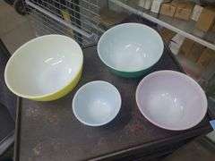 4 Pyrex Vintage Nesting Bowls