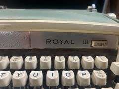 VINTAGE ROYAL TYPE TYPEWRITER