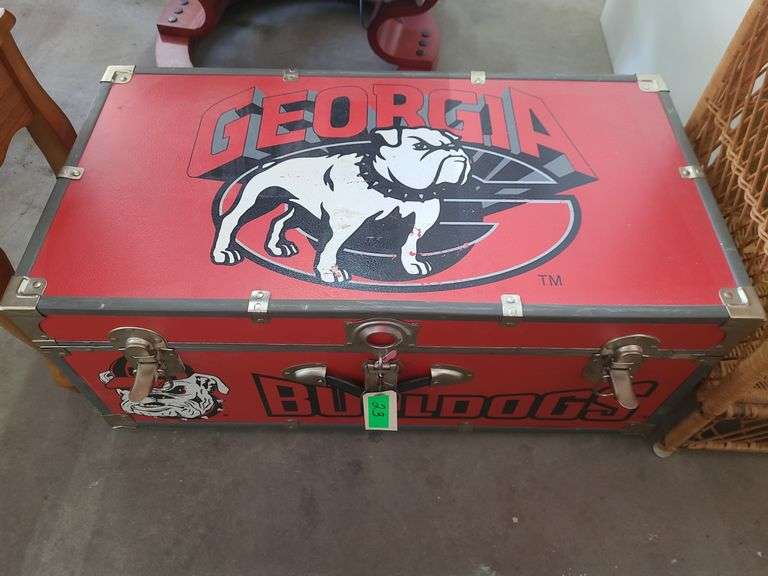 Georgia Bulldogs Trunk With Crate And Auto Manuals