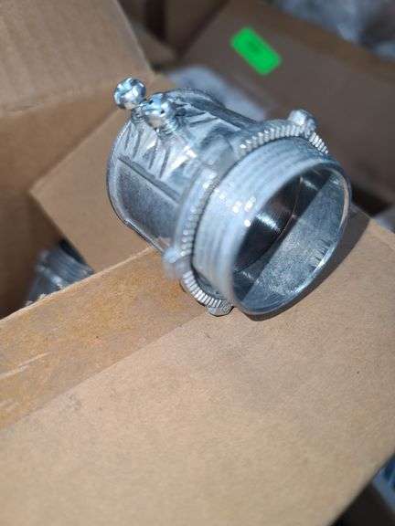 Two Boxes of 1.25in EMT Non-Insulated Set Screw Conduit Cinnectors