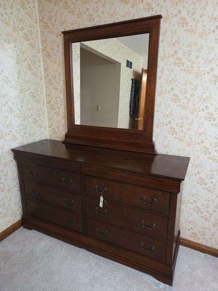 6 Drawer Dresser w/Mirror Approx 61" x 18" x 75" Tall