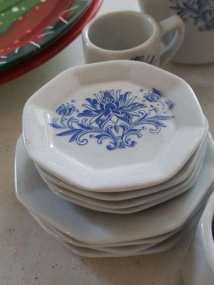 15 Piece Honghua Craft Miniature Tea Set (Cream Dish Missing Lid)