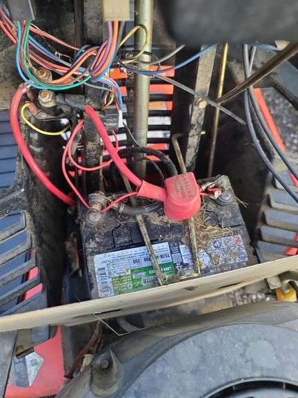 Simplicity Regent, 18HP Hydrostatic Lawn Tractor, Does Run, Needs Battery Approx. 41in Deck