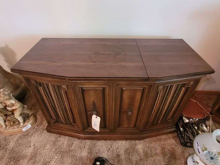 Wooden Turntable w/8 Track Player