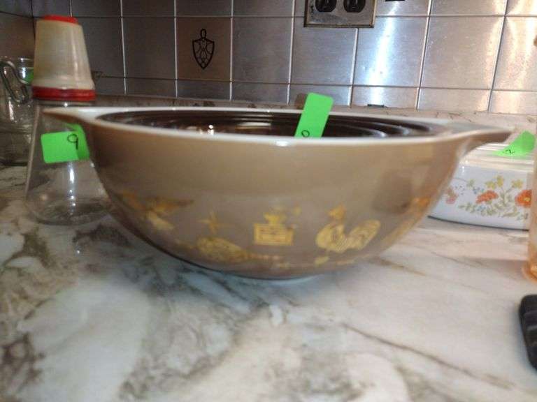 4 Pyrex Bowls