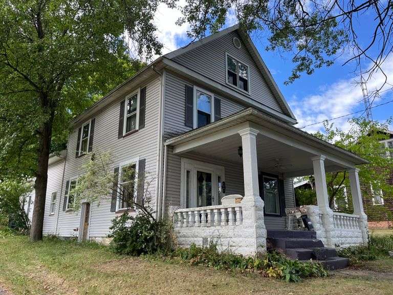 2 Story~ 5 Bedroom Home