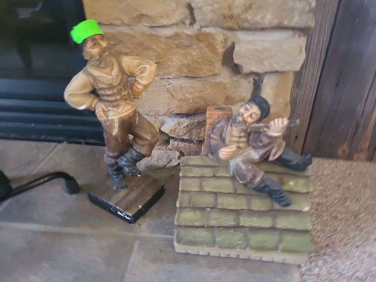 2 Statues (Chipped And Cracked)