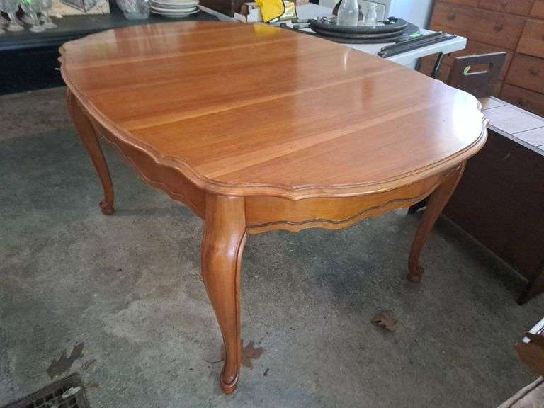 Dining Room Table And 6 Upholstered Chairs