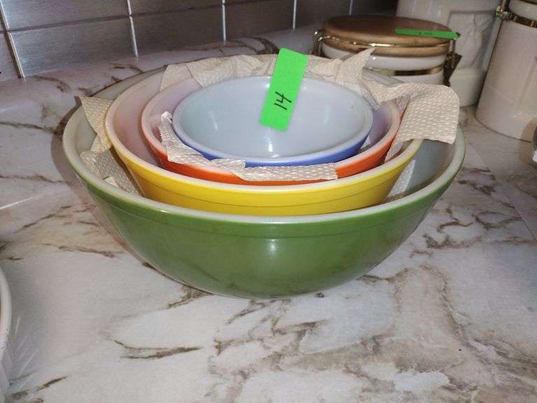 4 Vintage Pyrex Bowls
