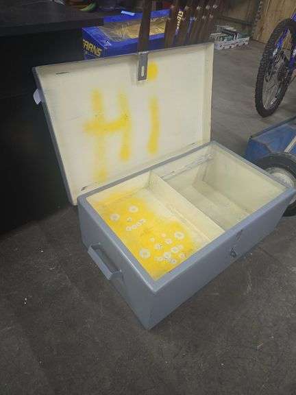 Heavy Duty Metal Storage/Tool Box (Approx 28½ x 17")