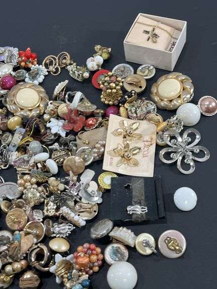 Costume Jewelry: Earrings