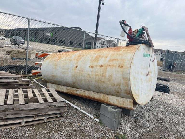 1,000 Gallon Fuel Tank with Electric Pump