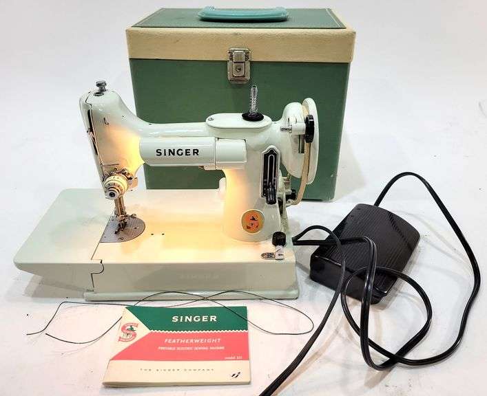 VTG Singer Featherweight Sewing Machine & Case