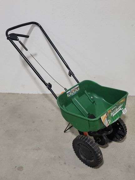 Scott's Turf Builder Edge Guard Mini & Scott's Hand Held Spreader ...