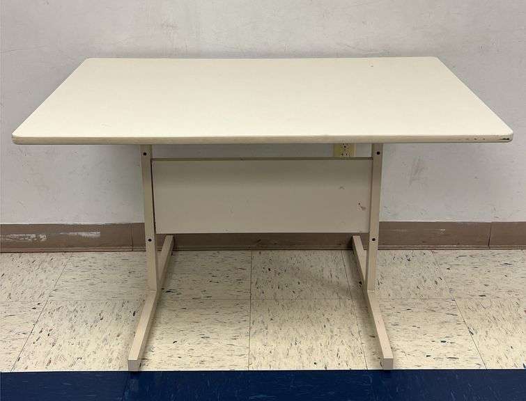 Short Teachers / Students 42” Desk
