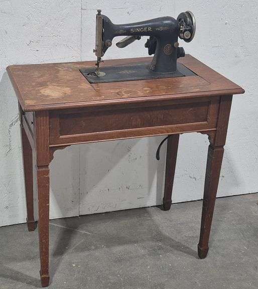 ANTIQUE Singer Sewing Machine W/Wooden Cabinet