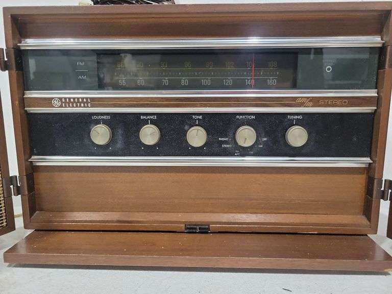 1960's VTG General Electric T1040A Portable AM/FM stereo Receiver