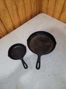2 cast Iron skillets