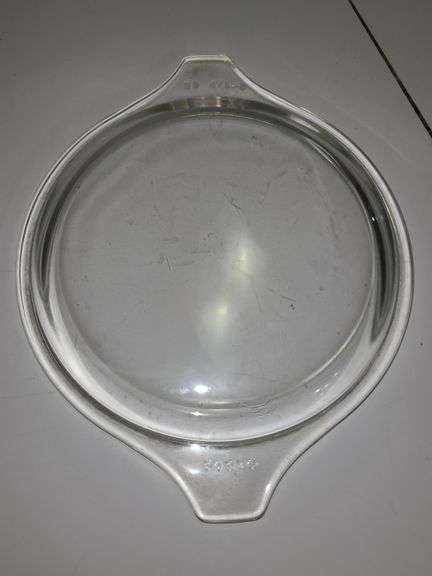 Vintage PYREX Amish "Butterprint" white with turquoise casserole dish with a lid.