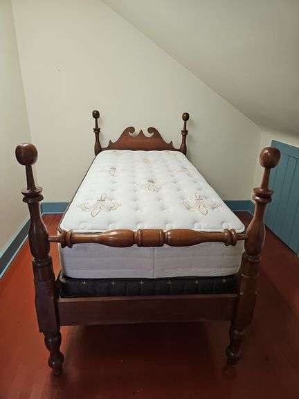 Twin Size Colonial Style Cannon Ball Poster Bed
