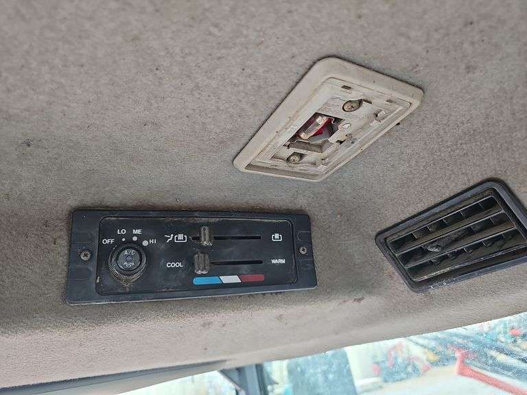 M6800 Kubota Cab Tractor with Loader