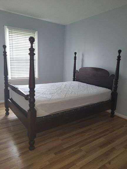 Full Size Vintage Walnut Colonial Style Cannon Ball Poster Bed