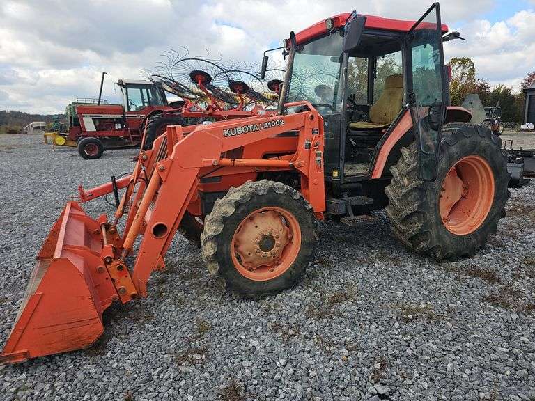 M6800 Kubota Cab Tractor with Loader