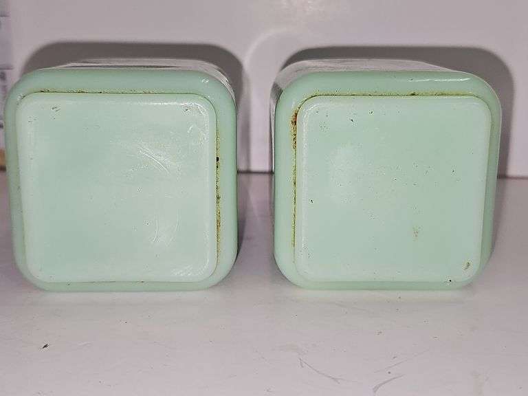 Vintage jadeite pepper shaker with a Scottish Terrier design.