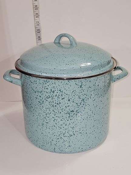 Paula Deen 12-quart enamel-on-steel covered stockpot.
