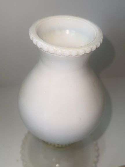 Vintage milk glass table lamp with a ruffled base