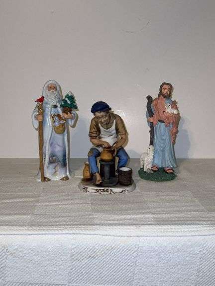 3 male Figurines