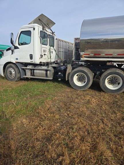 2019 Freightliner Day Cab