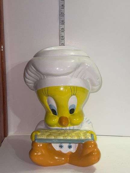 Vintage Tweety Bird ceramic cookie jar from Warner Bros. Looney Tunes