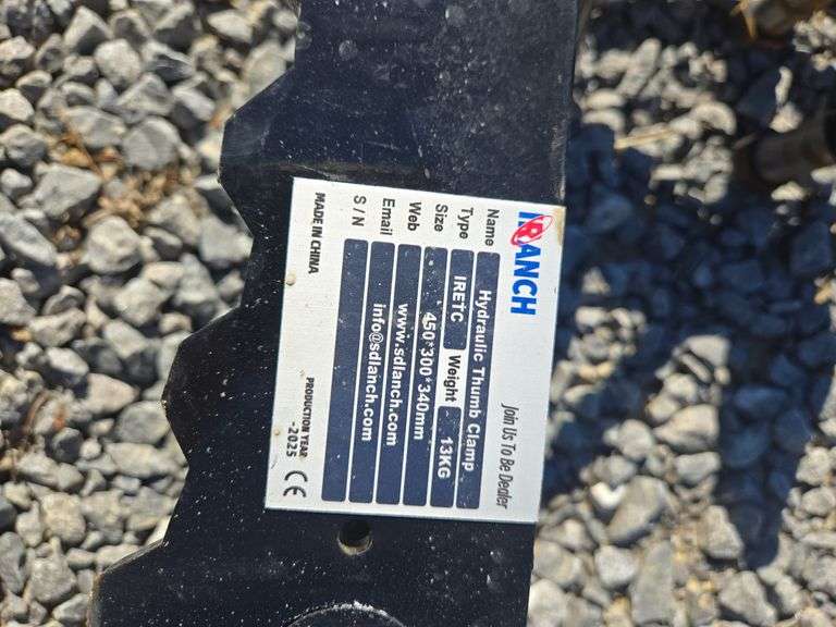 Hydraulic Thumb Clamp Attachment