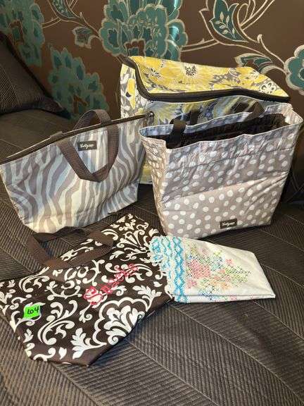 Thirty-one Cooler Bags and Runner