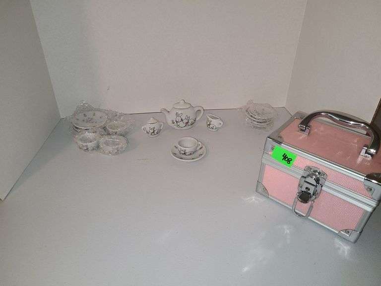 Minature tea set in pink box