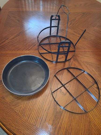 Metal pie plate holder & stoneware pie plate