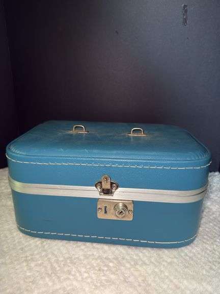 Vintage Blue Train Case with Key (missing handle)
