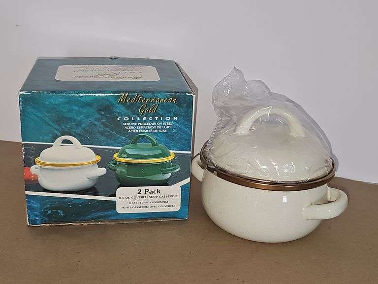 .5 Qt white covered soup Casserole pan