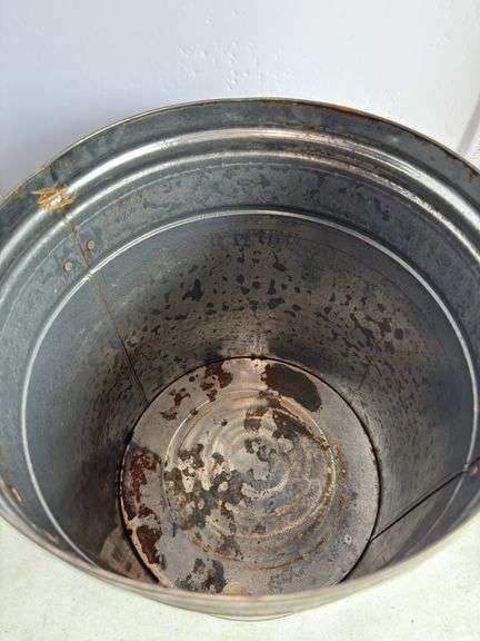 Metal tin can with lid