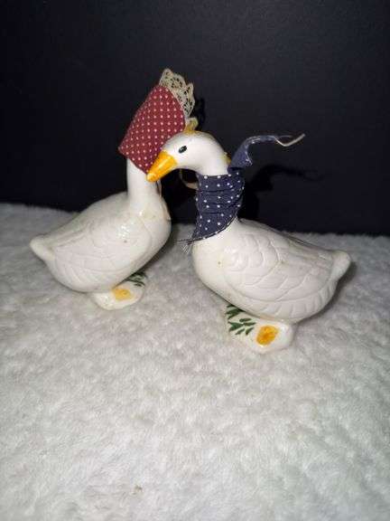 Vintage 1970's Mr & Mrs Bonnet Geese Figurine