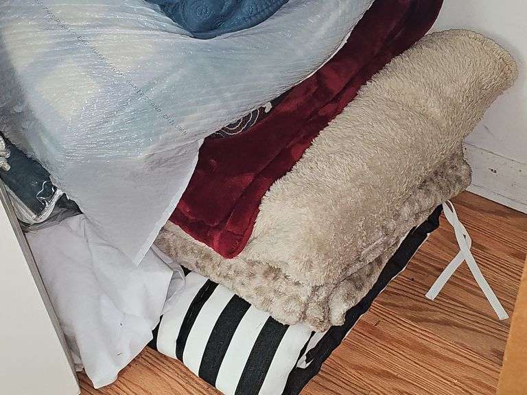 Quilt, Blankets and Linens