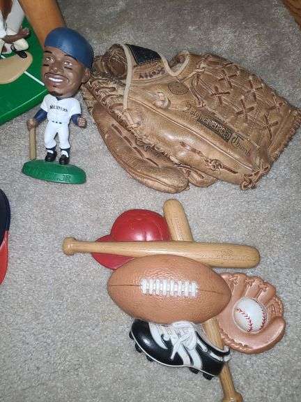 Baseball gl9ve, baseballs, baseball decore.