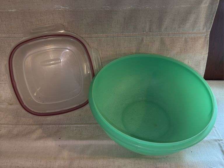 Large Tupperware bowl & other kitchen items
