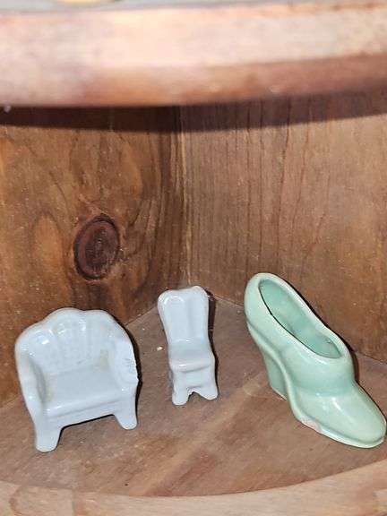 Corner wall shelf & decor